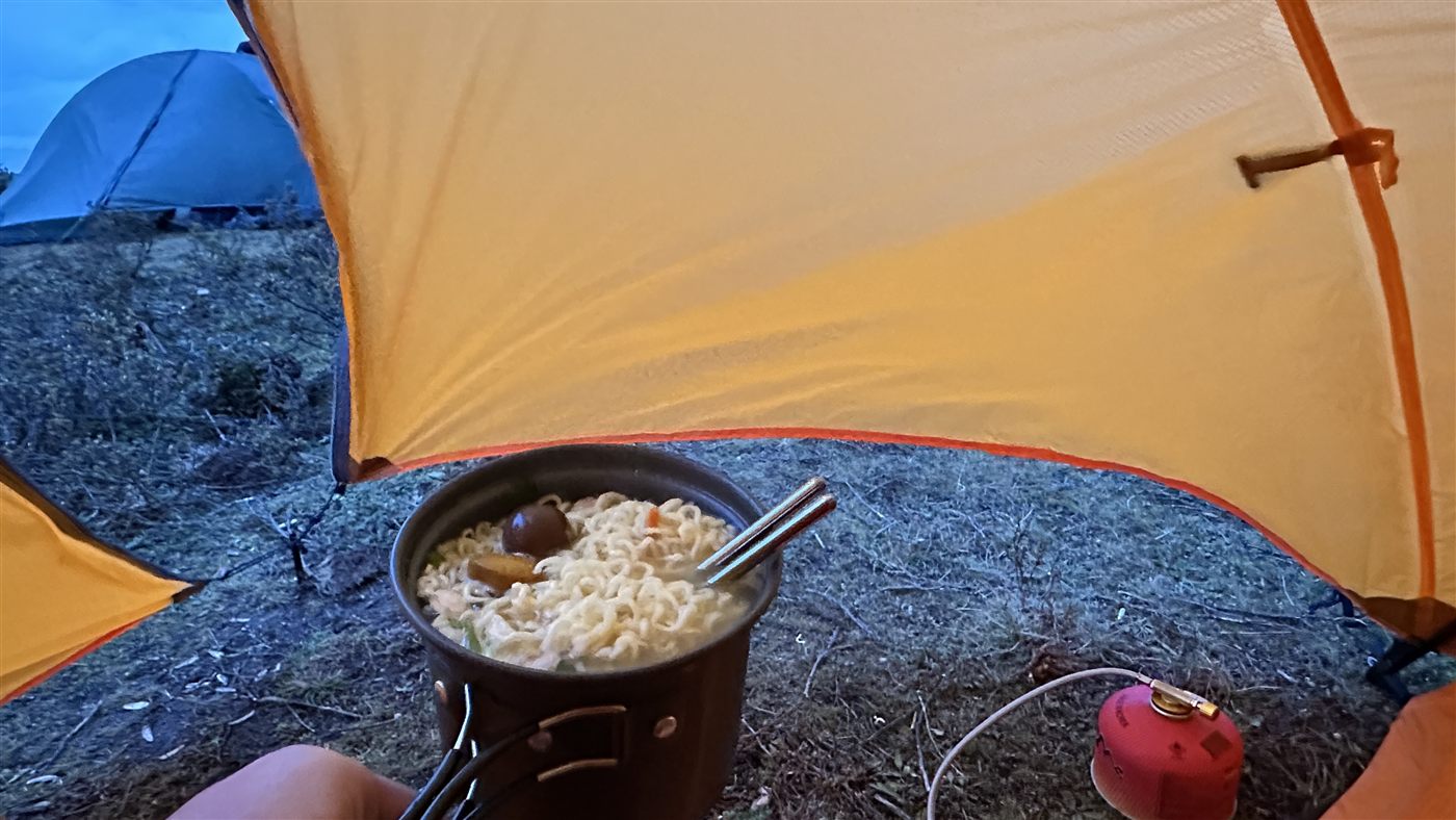 帐篷里煮面，营地晚餐
