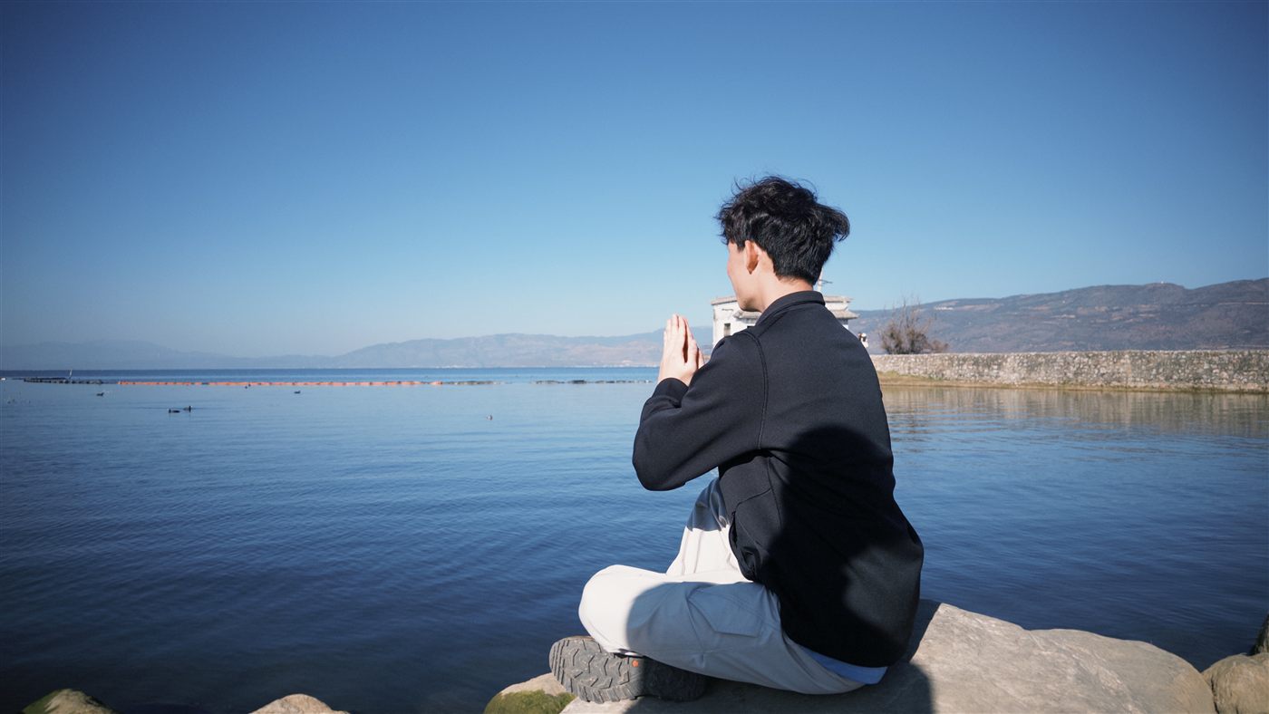 湖边盘坐远眺